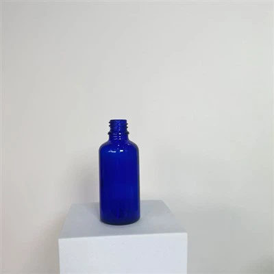 Бутылка-капельница синего эфирного масла емкостью 100 мл